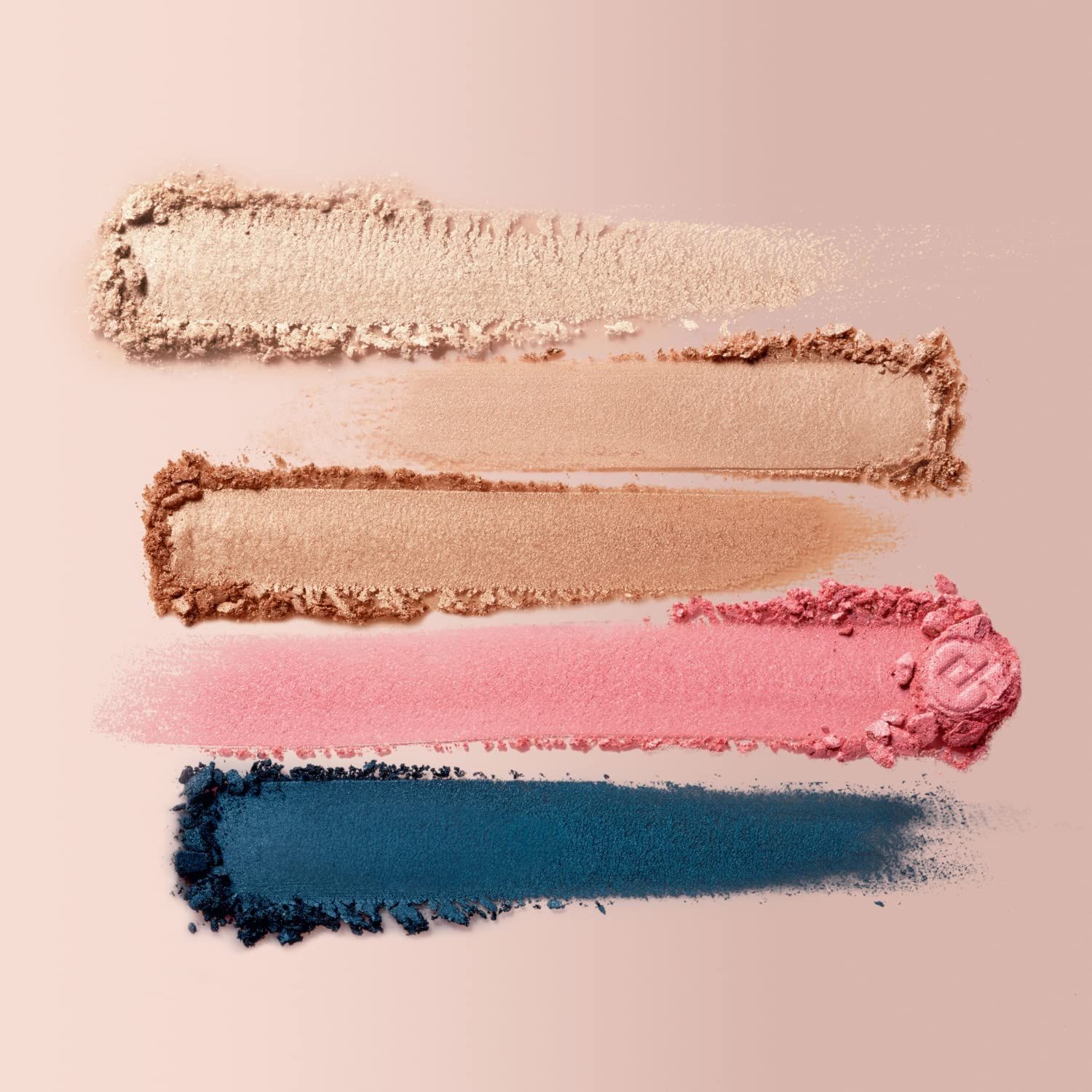 Quattro tonalità di Ombretto Compatto Ricaricabile su sfondo rosa. Tonalità chiare, rosa e blu scuro.