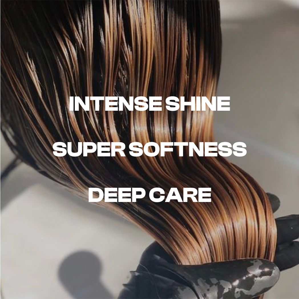 Ciocca di capelli con testo: INTENSE SHINE, SUPER SOFTNESS, DEEP CARE. Guanto nero.