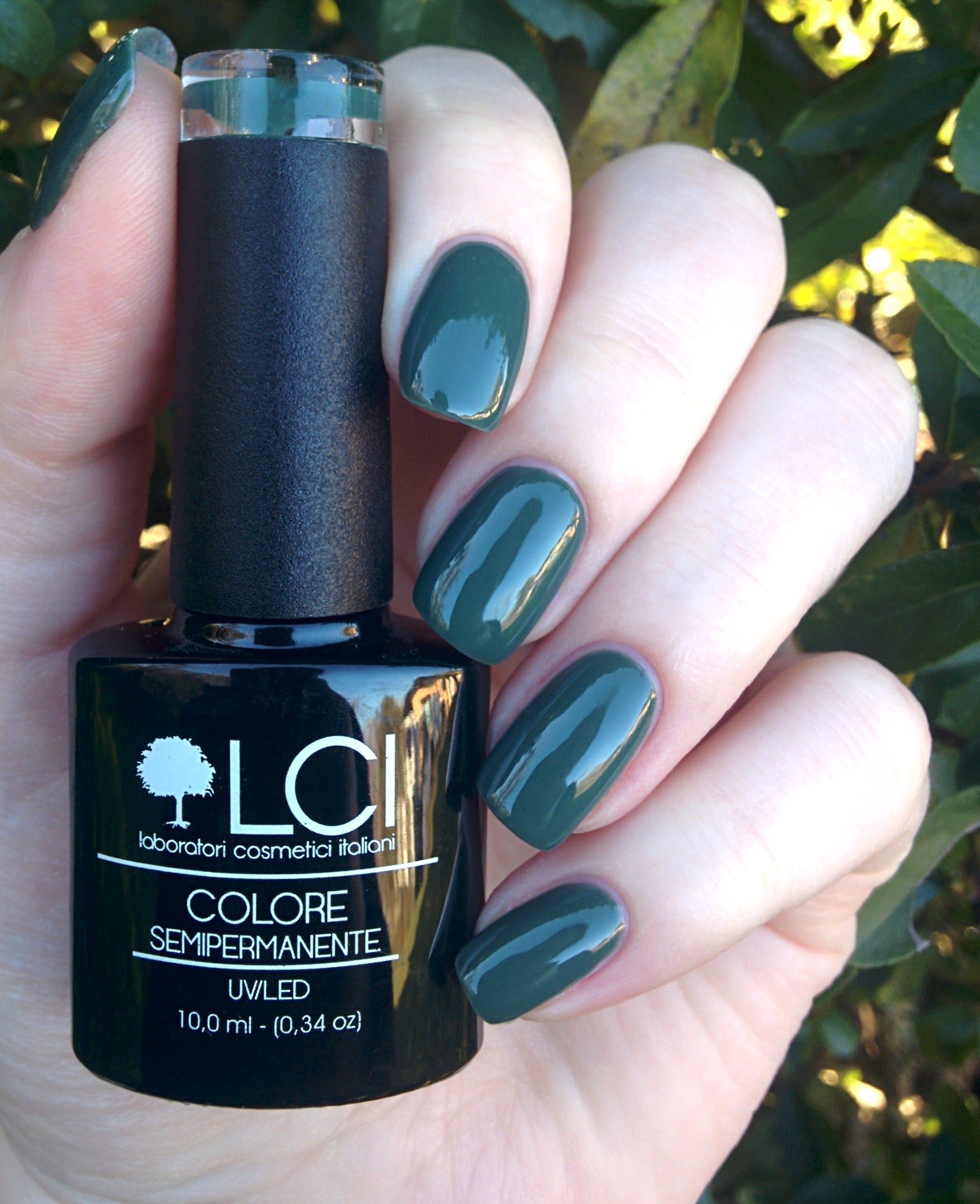 Mano con unghie smaltate e flacone di smalto verde militare. Scritta: LCI, Colore Semipermanente, UVLED.