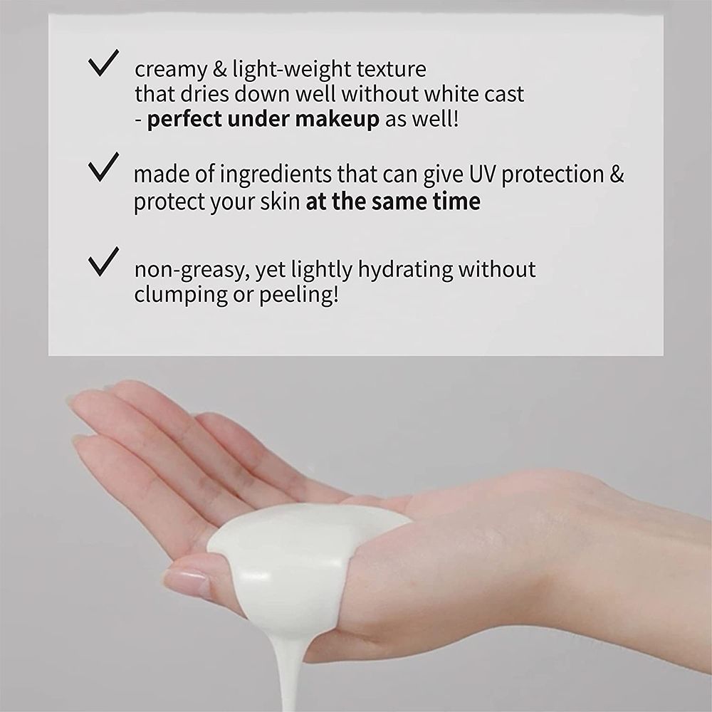 Mano con crema. Testo: texture cremosa e leggera, si asciuga senza effetto bianco. Protezione UV. Non grassa, leggermente idratante.