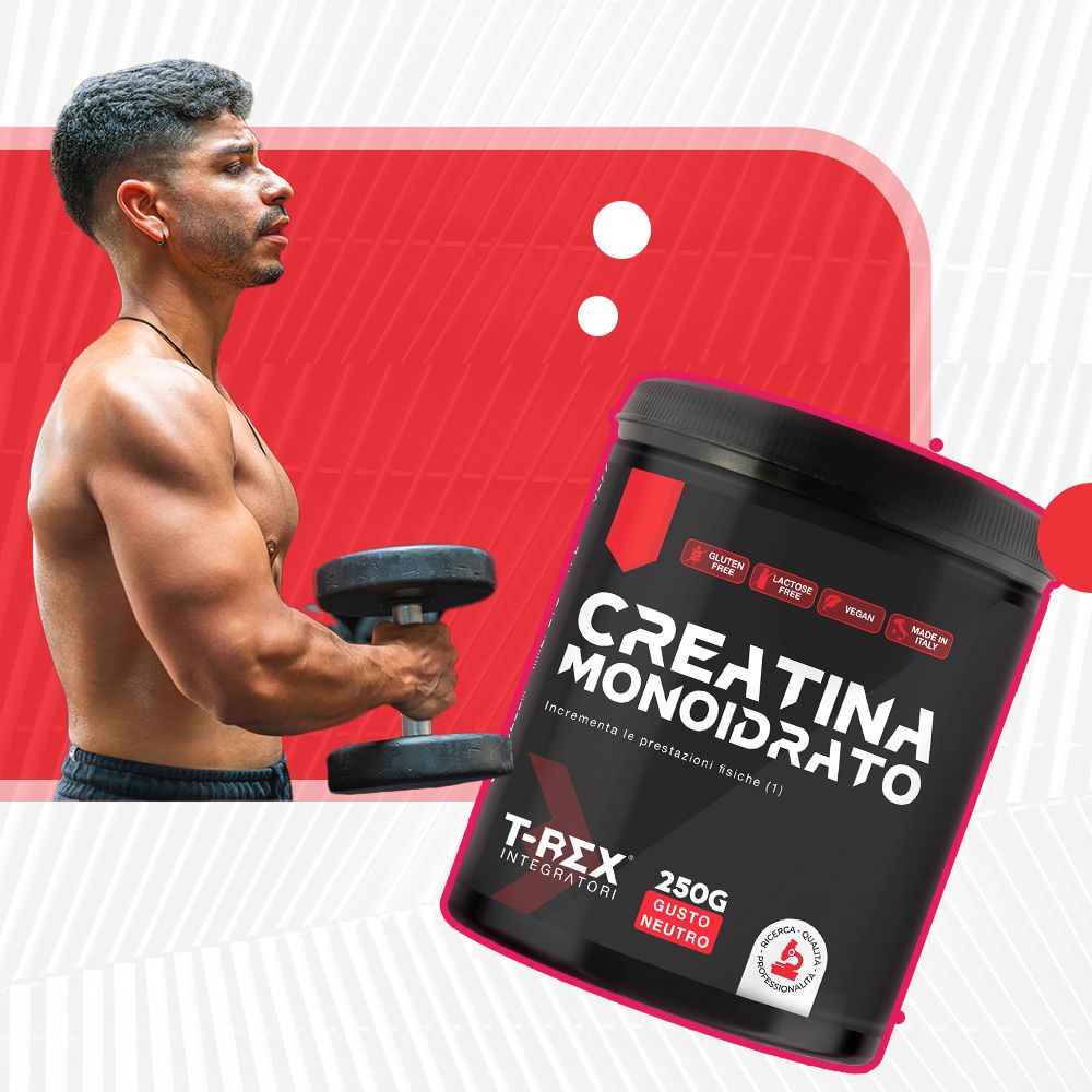 Uomo con manubrio e barattolo 'Creatina Monoidrato'. Barattolo nero con scritta bianca. 250g, gusto neutro.