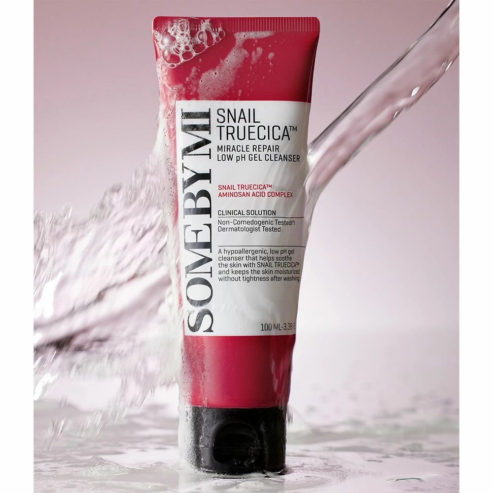 Tubo rosso con tappo nero. Scritta SOMEBYMI, Snail TrueCICA, Miracle Repair, Low pH Gel Cleanser. Getto d'acqua.