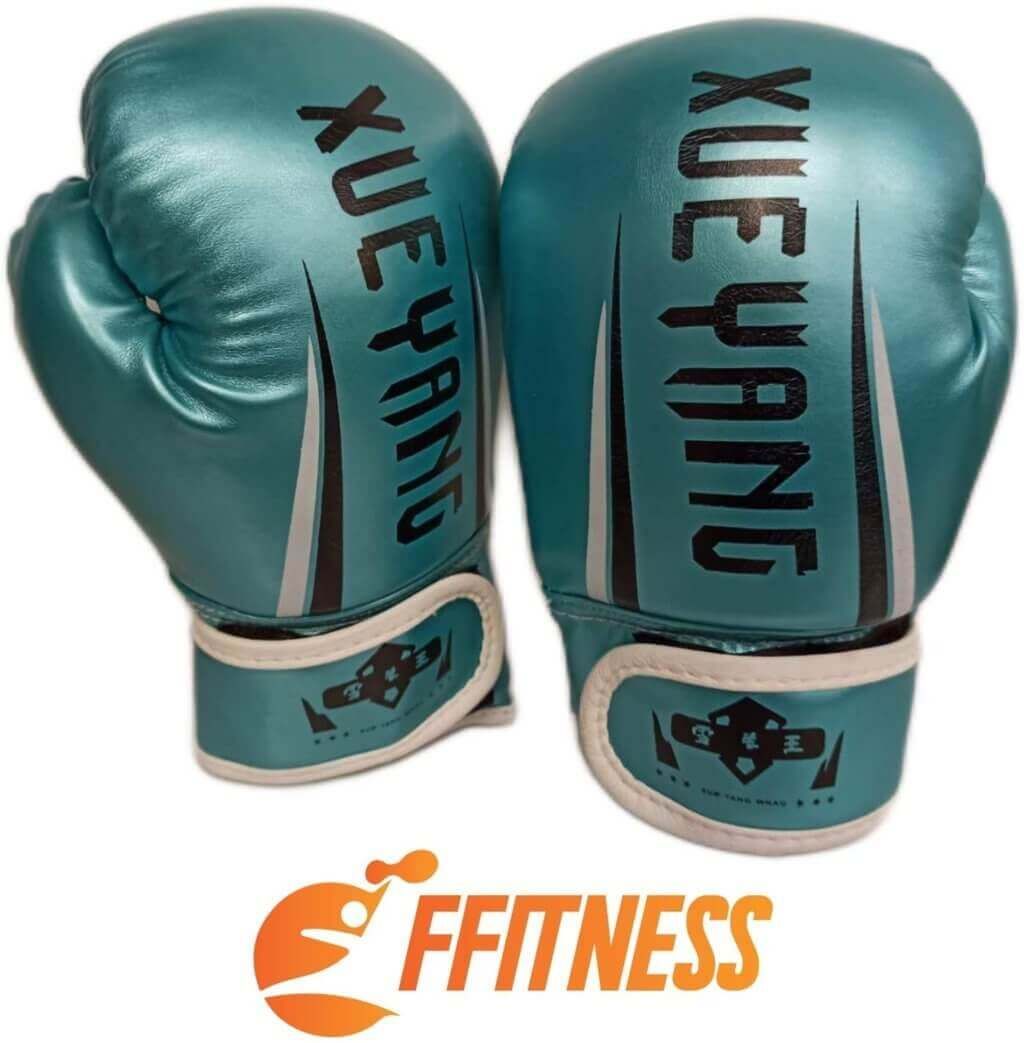 Due guantoni da boxe verdi con chiusura in velcro bianca. "XUEYANG" su ogni guanto. Logo "FFitness".