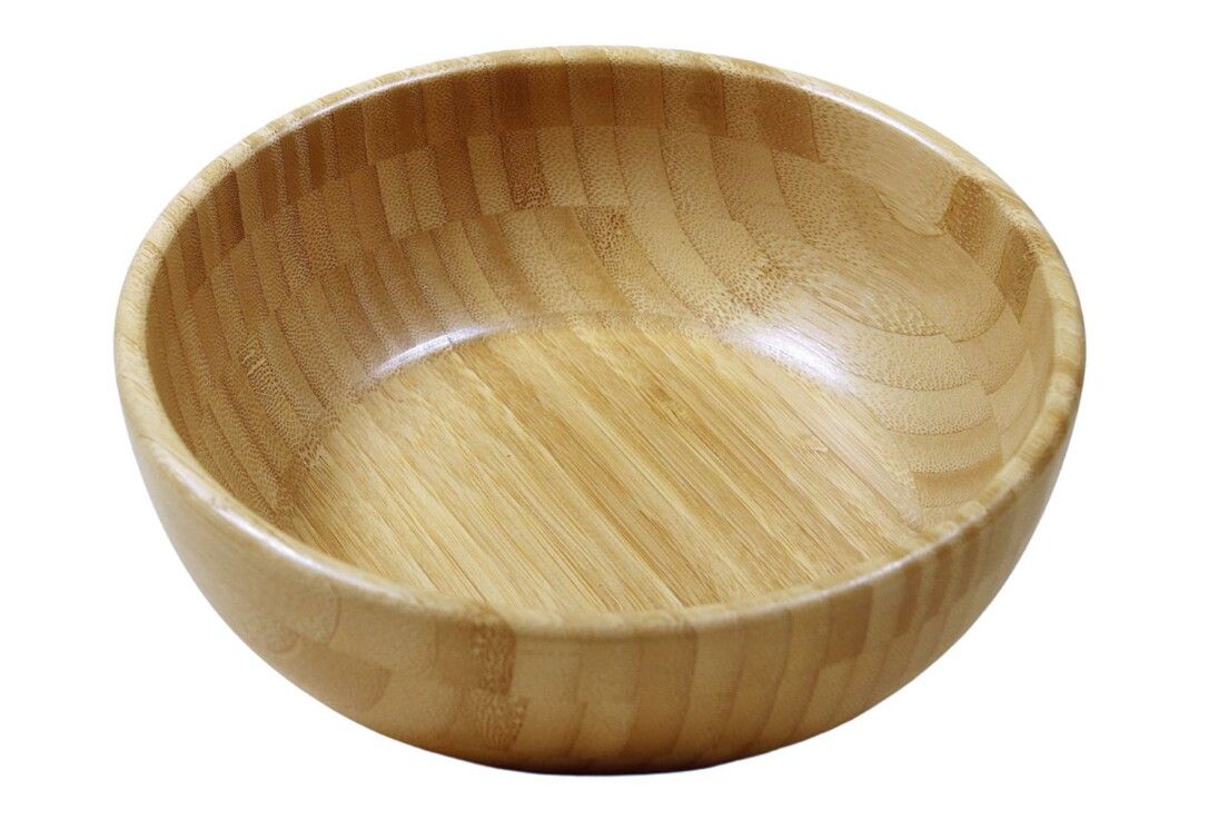 Ciotola PANDOO in legno chiaro. Forma rotonda, leggermente conica. Venature del legno visibili. Su sfondo bianco.