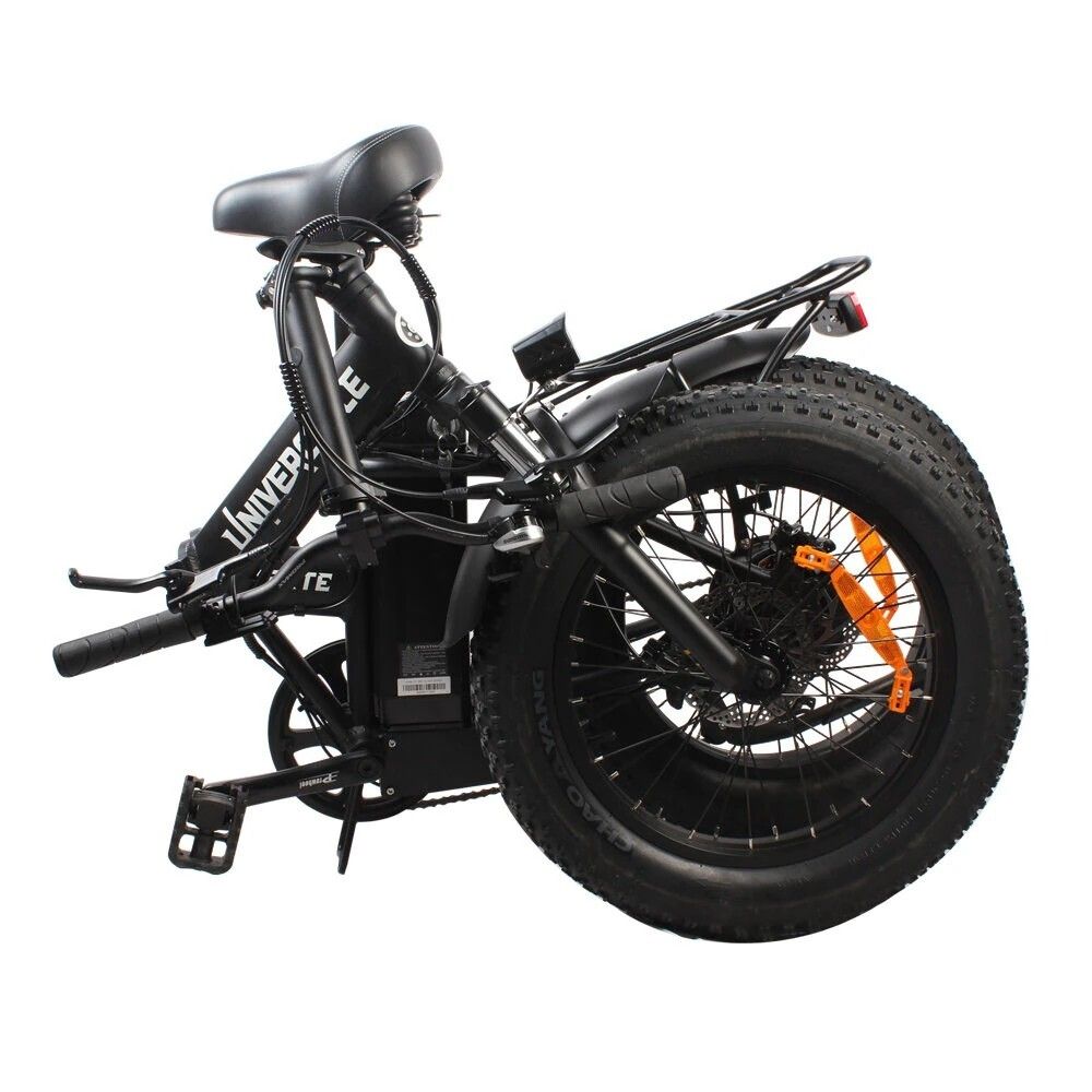 Bicicletta elettrica nera piegata con pneumatici larghi. Marchio Univercycle. Portapacchi, sella, batteria.