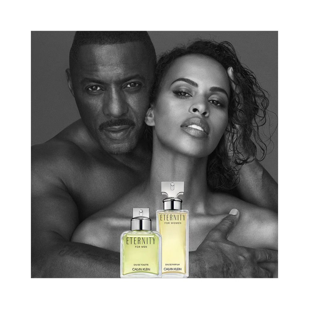 Foto in bianco e nero di uomo e donna che si abbracciano, con due flaconi. Scritta: ETERNITY FOR MEN, Eau de Parfum. CALVIN KLEIN.
