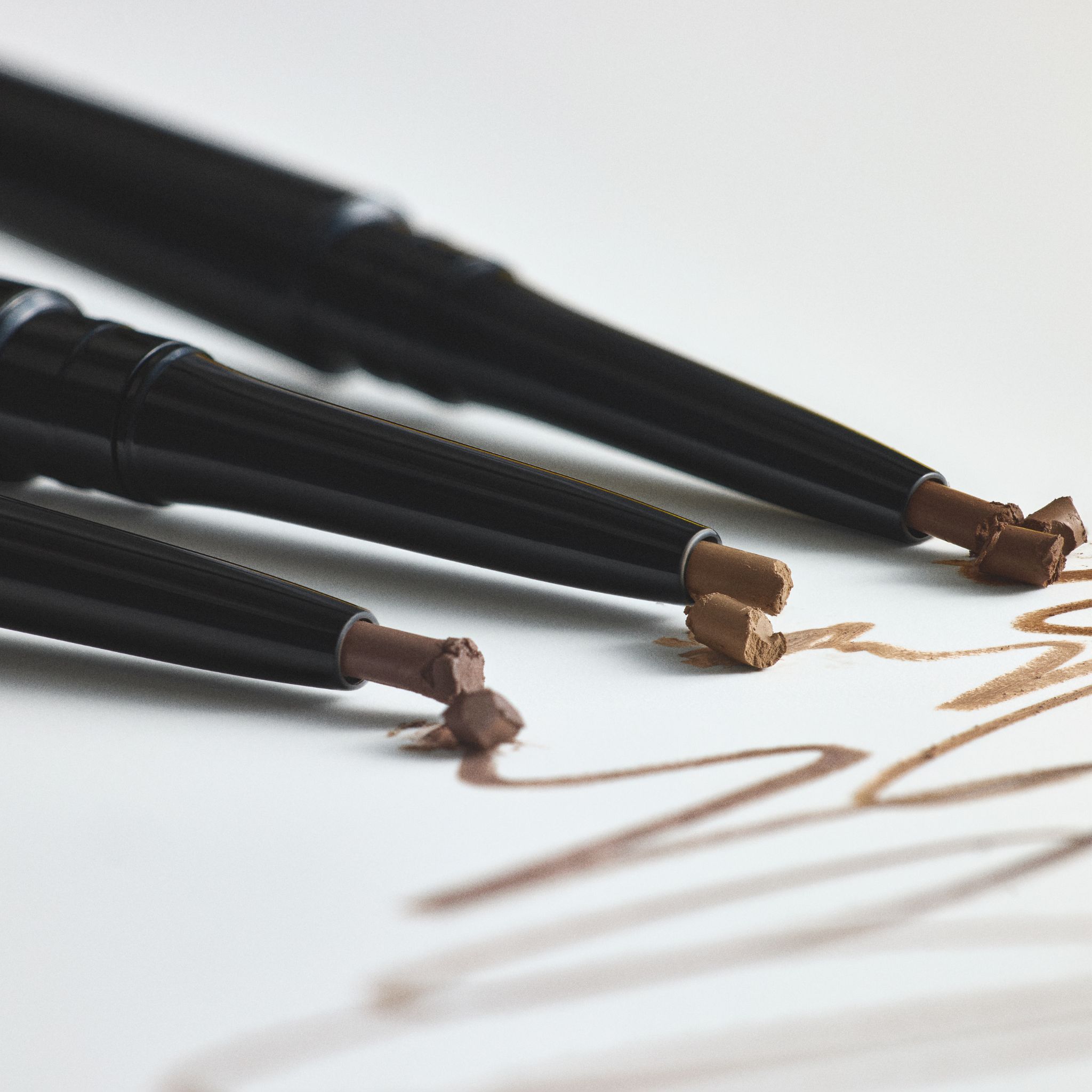Tre matite per sopracciglia RevitaLash Hi-Def: Cool Brown, Soft Brown e Warm Brown.
