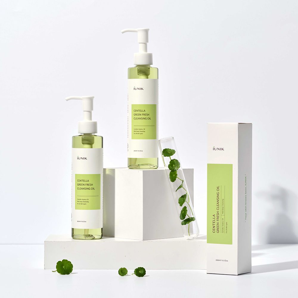 Due flaconi di olio detergente iUNIK Centella Green Fresh e una scatola.