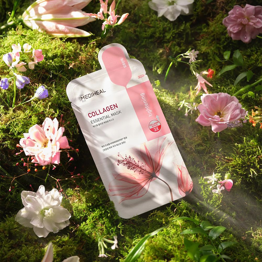 Maschera viso al collagene su muschio e fiori. Confezione bianca con dettagli rosa. Testo: Collagen Essential Mask.