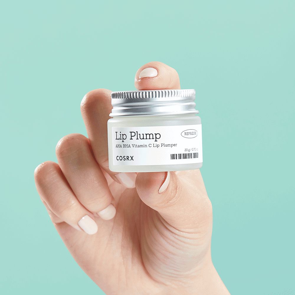 Mano che tiene un COSRX AHA BHA Vitamin C Lip Plumper.