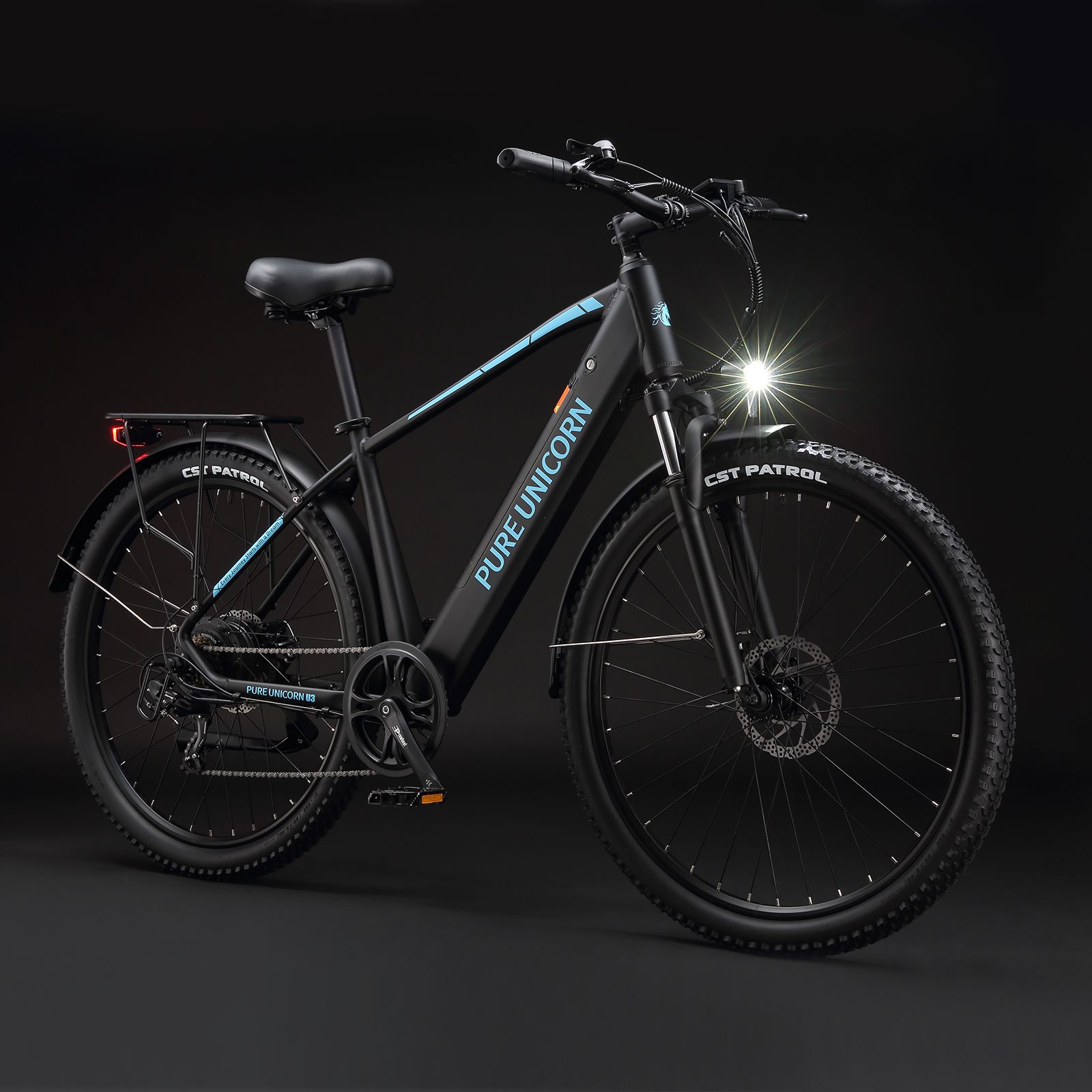 E-MTB nero con luce anteriore. Visibili: logo PURE UNICORN, pneumatici CST PATROL, fanale posteriore.