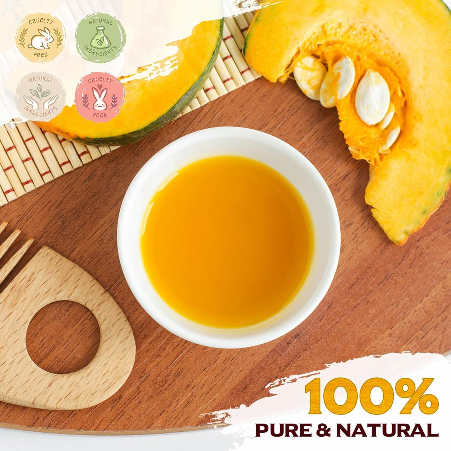 Ciotola con olio di semi di zucca su tagliere di legno. Accanto, un pettine e una metà di zucca. Testo: 100% PURE & NATURAL.
