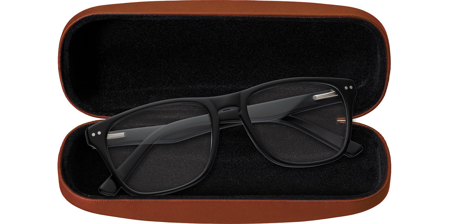 Astuccio rigido marrone aperto con occhiali. Occhiali neri all'interno. Fodera nera.