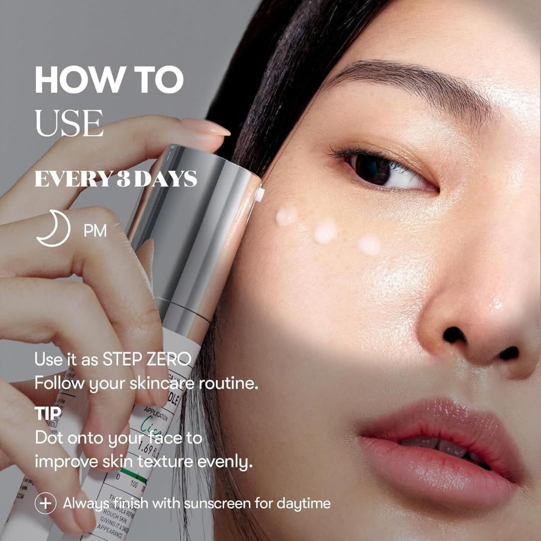 Donna applica VT COSMETICS 300 Reedle Shot. Flacone con etichetta bianca. Testo: HOW TO USE, EVERY 3 DAYS.