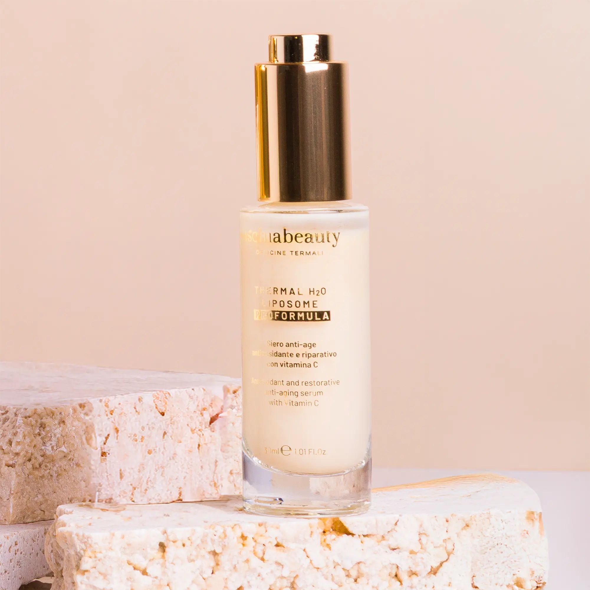 Flacone di siero con tappo dorato. Scritta: Thermal H2O Liposome Proformula. Con vitamina C.