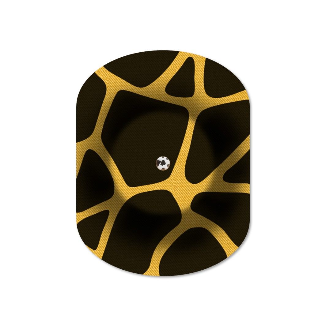 Cerotto ovale con foro di ventilazione. Motivo giallo su sfondo nero. Piccolo foro al centro. Design pallone da calcio.