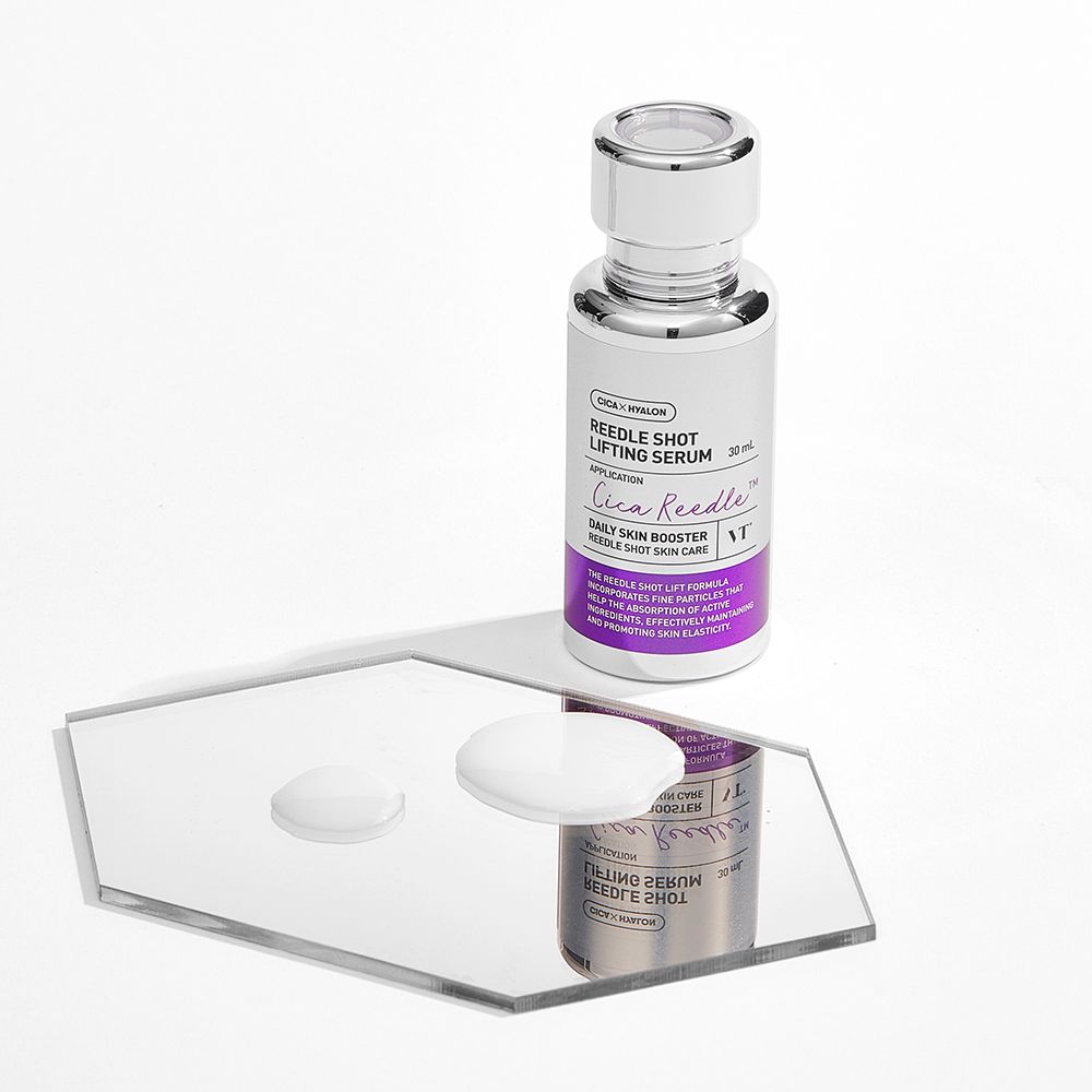 Flacone di siero con gocce su specchio. Confezione argento e viola. Testo: Reedle Shot Lifting Serum.