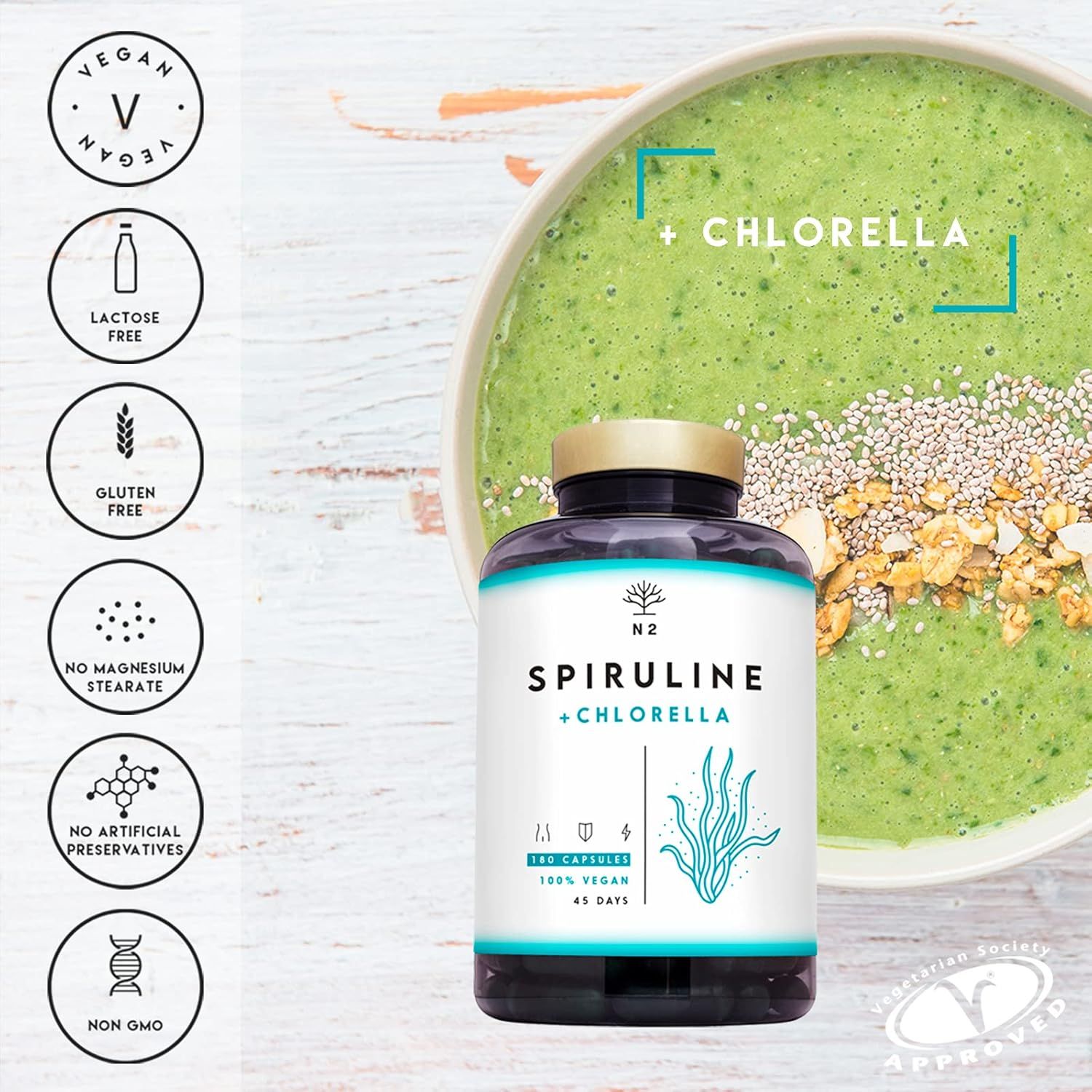 Flacone di capsule accanto a frullato. Scritta: Spirulina + Clorella. Vegano, senza lattosio, senza glutine, senza stearato di magnesio.