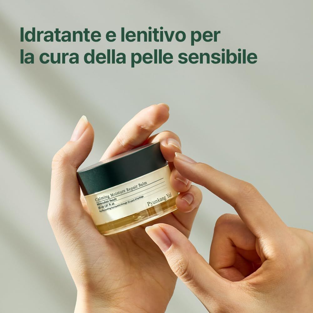 Mani che tengono un vasetto. Testo: Idratante e lenitivo per la cura della pelle sensibile.