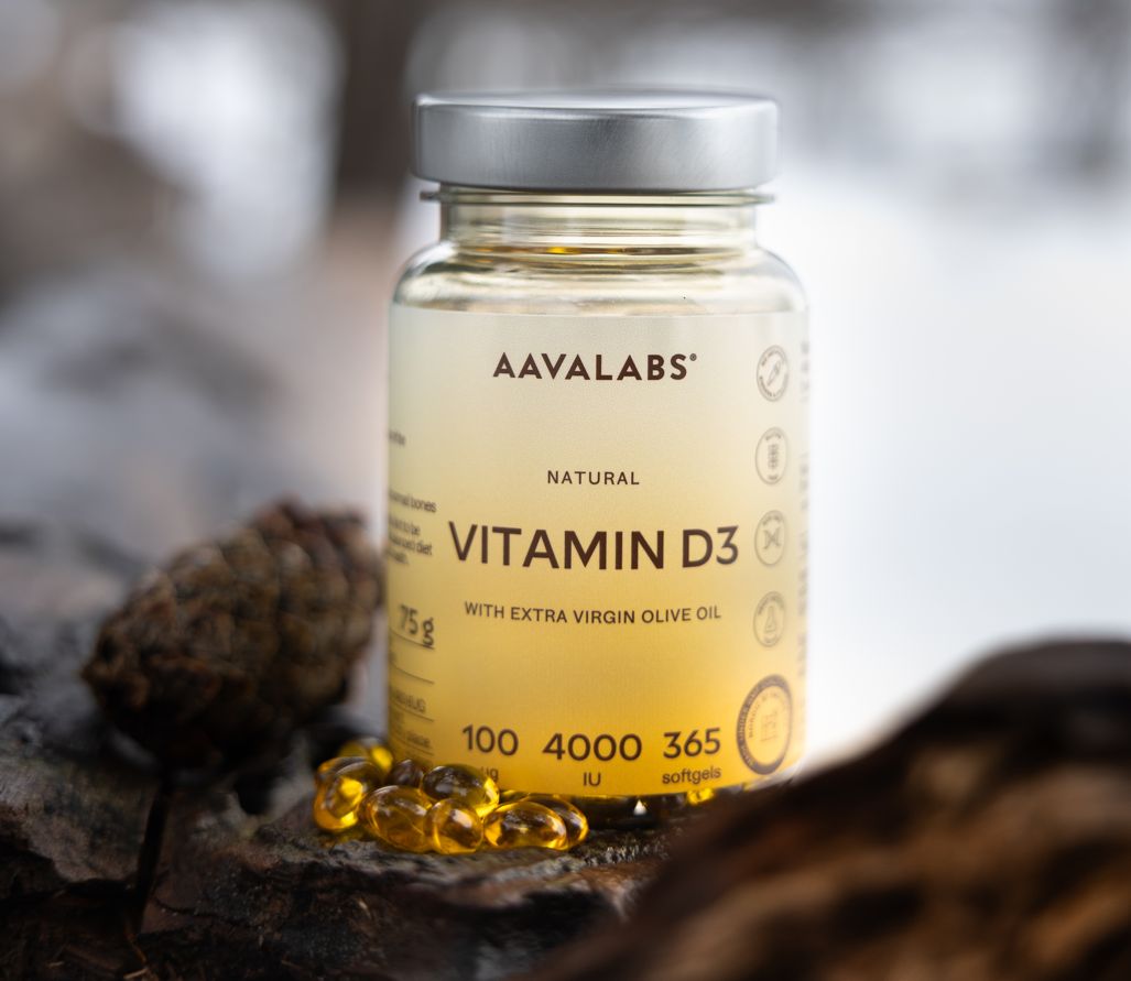 Flacone di Aavalabs Vitamina D3 su sfondo naturale.