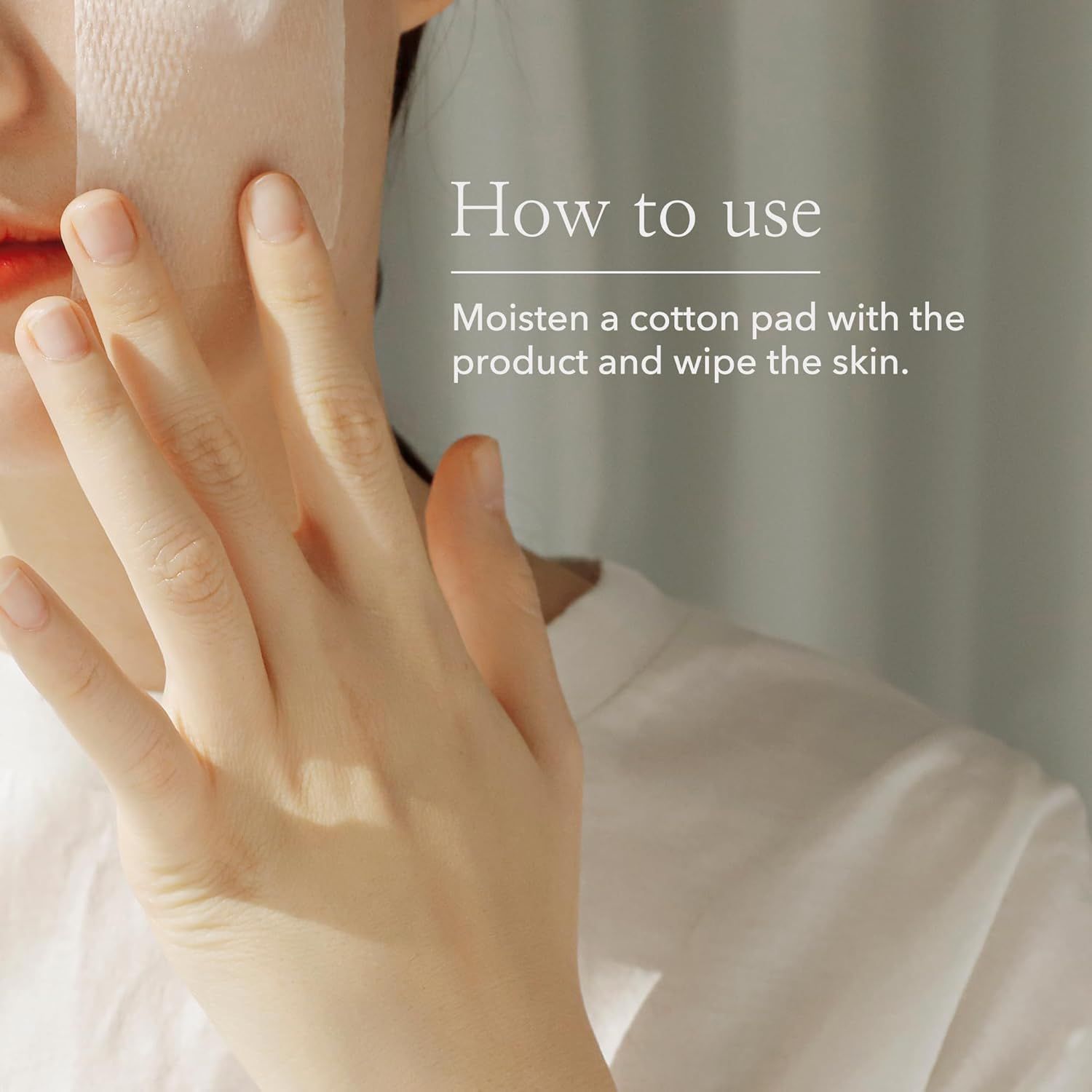 Persona usa un batuffolo di cotone con il toner. Testo: How to use. Istruzioni: Inumidire e pulire.