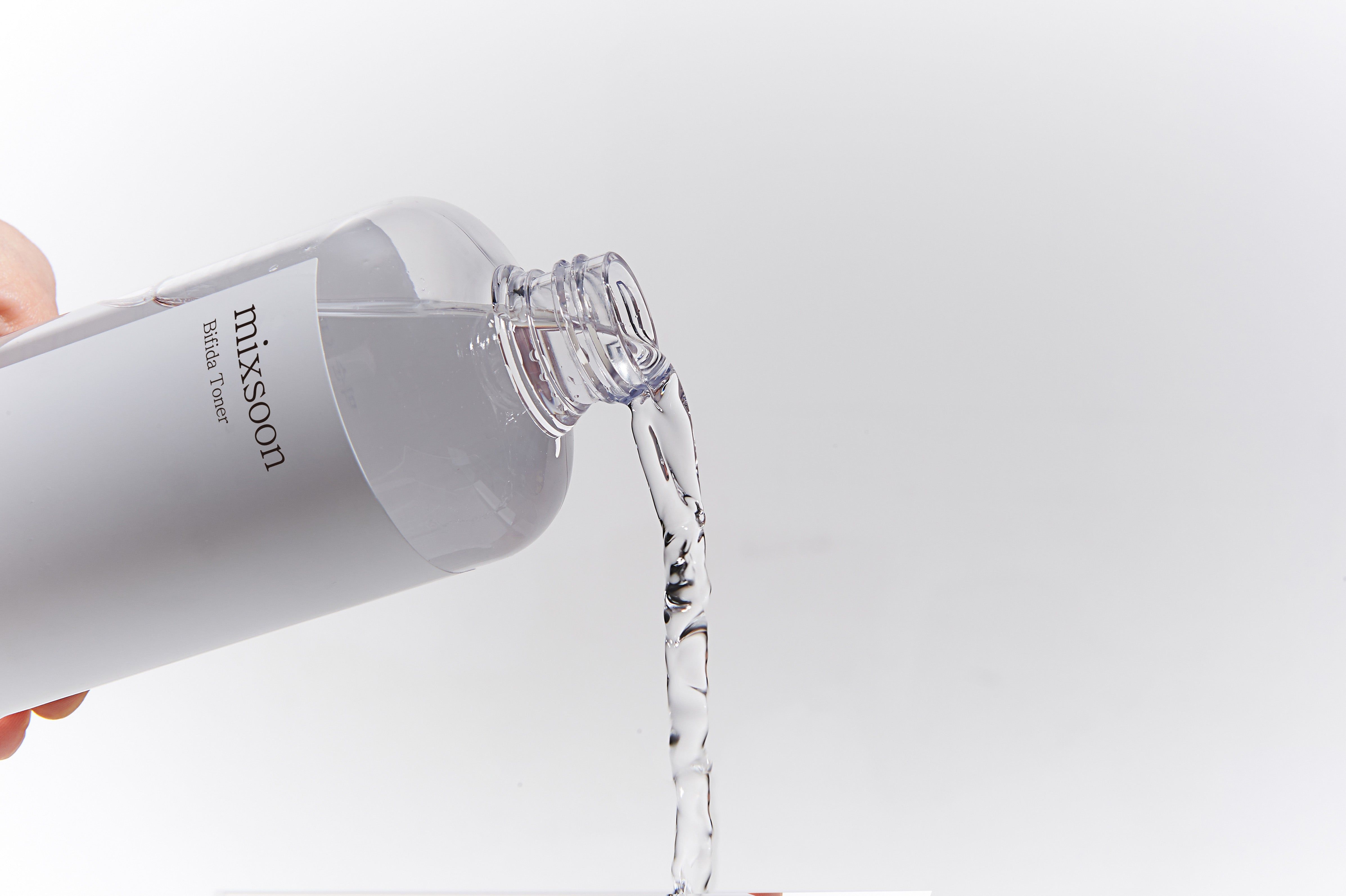 Un flacone versa del liquido. Sul flacone si legge "mixsoon".