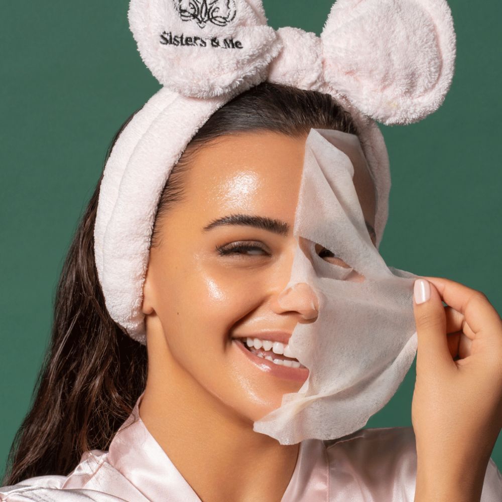 Donna con maschera per il viso, che copre metà del viso. Scritta: Sisters & Me. Cerchietto con orecchie.