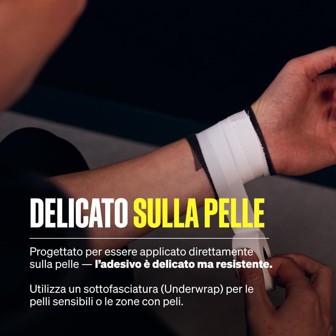 Applicazione di nastro in ossido di zinco bianco sul polso. Nastro delicato sulla pelle, super adesivo.