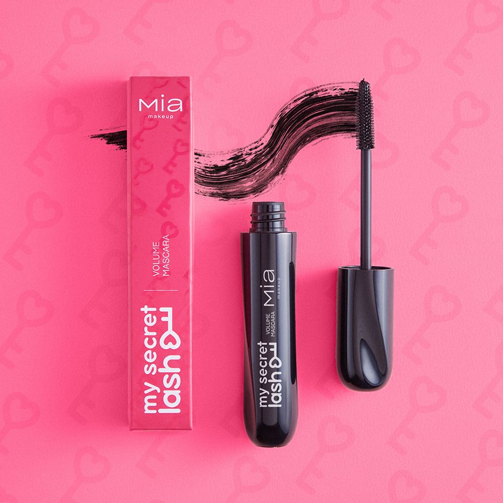Tubo di mascara, spazzola e confezione. Sulla confezione e sul tubo c'è scritto "my secret lash" e "Mia Makeup".