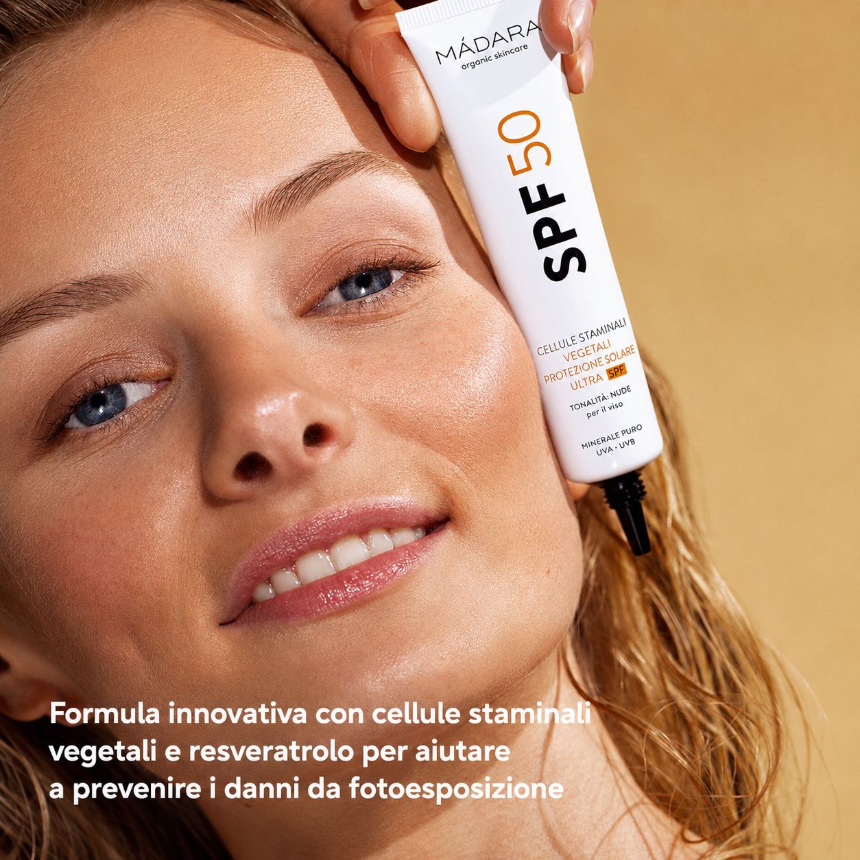 Donna con tubo di crema solare. Testo: Formula innovativa con cellule staminali vegetali e resveratrolo per prevenire i danni.