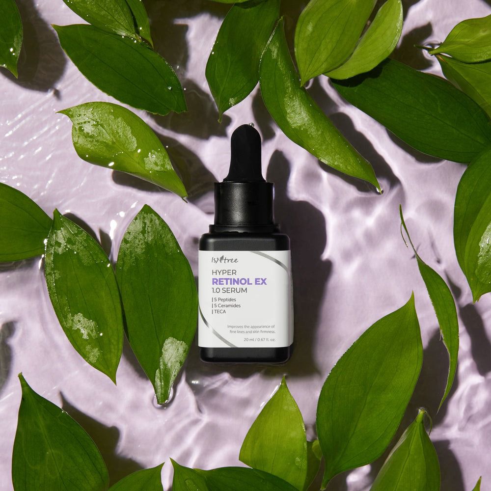 Flacone nero con etichetta bianca, circondato da foglie verdi. Scritta: ISNTREE Hyper Retinol EX 1.0 Serum.