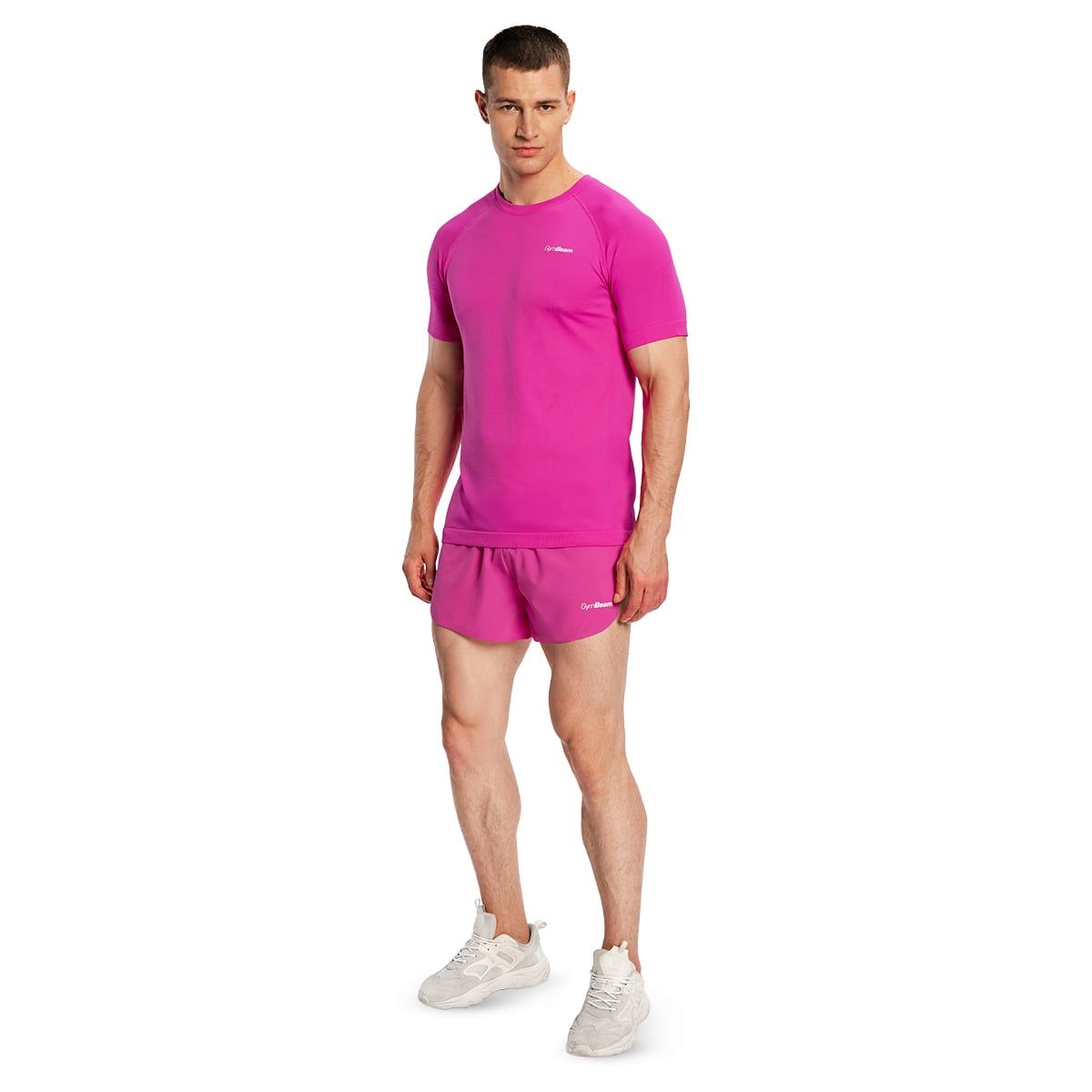 Uomo con maglietta da corsa viola e pantaloncini, visto frontalmente.