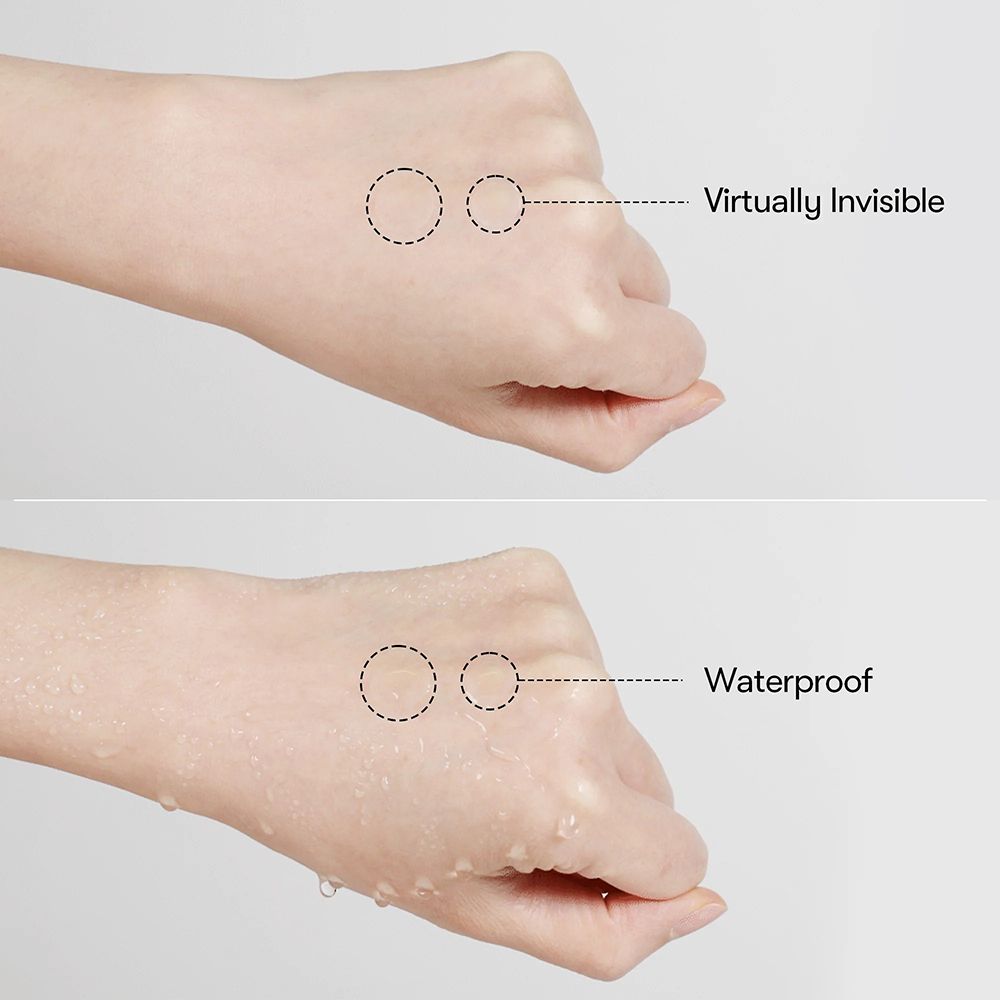 Due mani con cerotti rotondi. Testo: Praticamente invisibile e impermeabile. Acqua su una mano.
