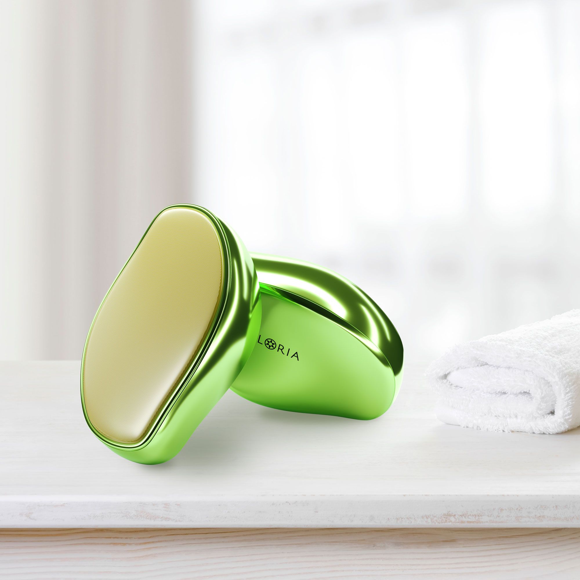 Due rasoi AILORIA GLISSETTE verdi su una superficie bianca. Un asciugamano è accanto.