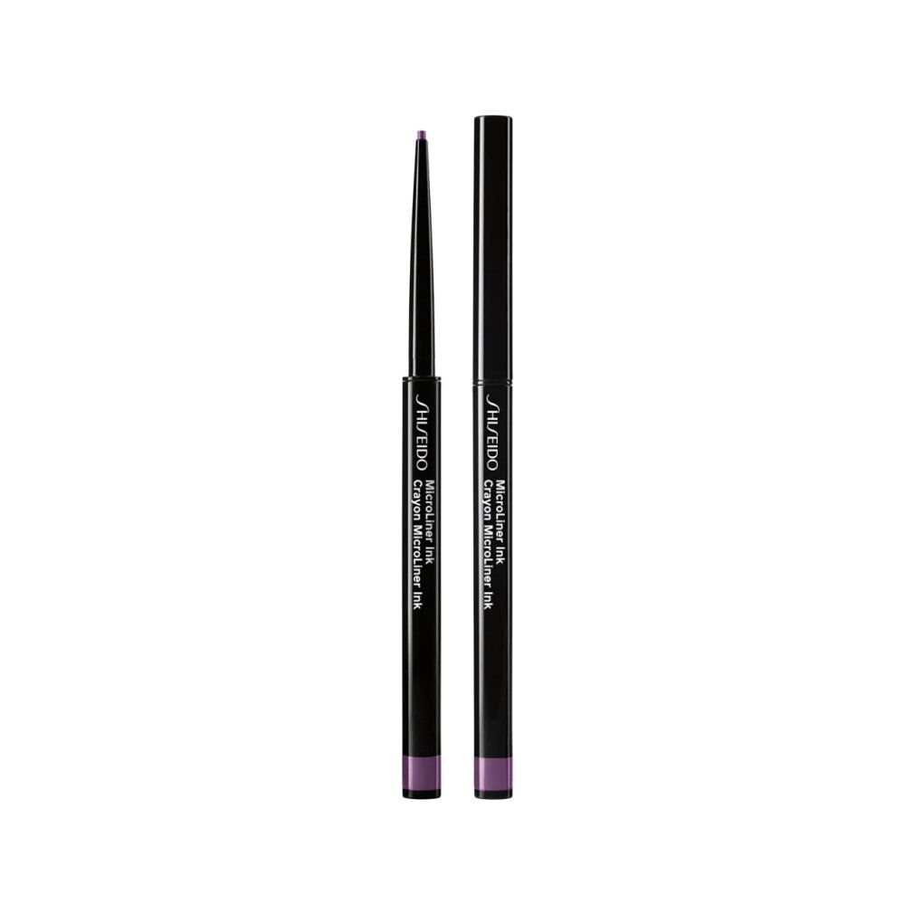 Eyeliner nero con punta viola e scritta. La matita è mostrata chiusa e aperta.