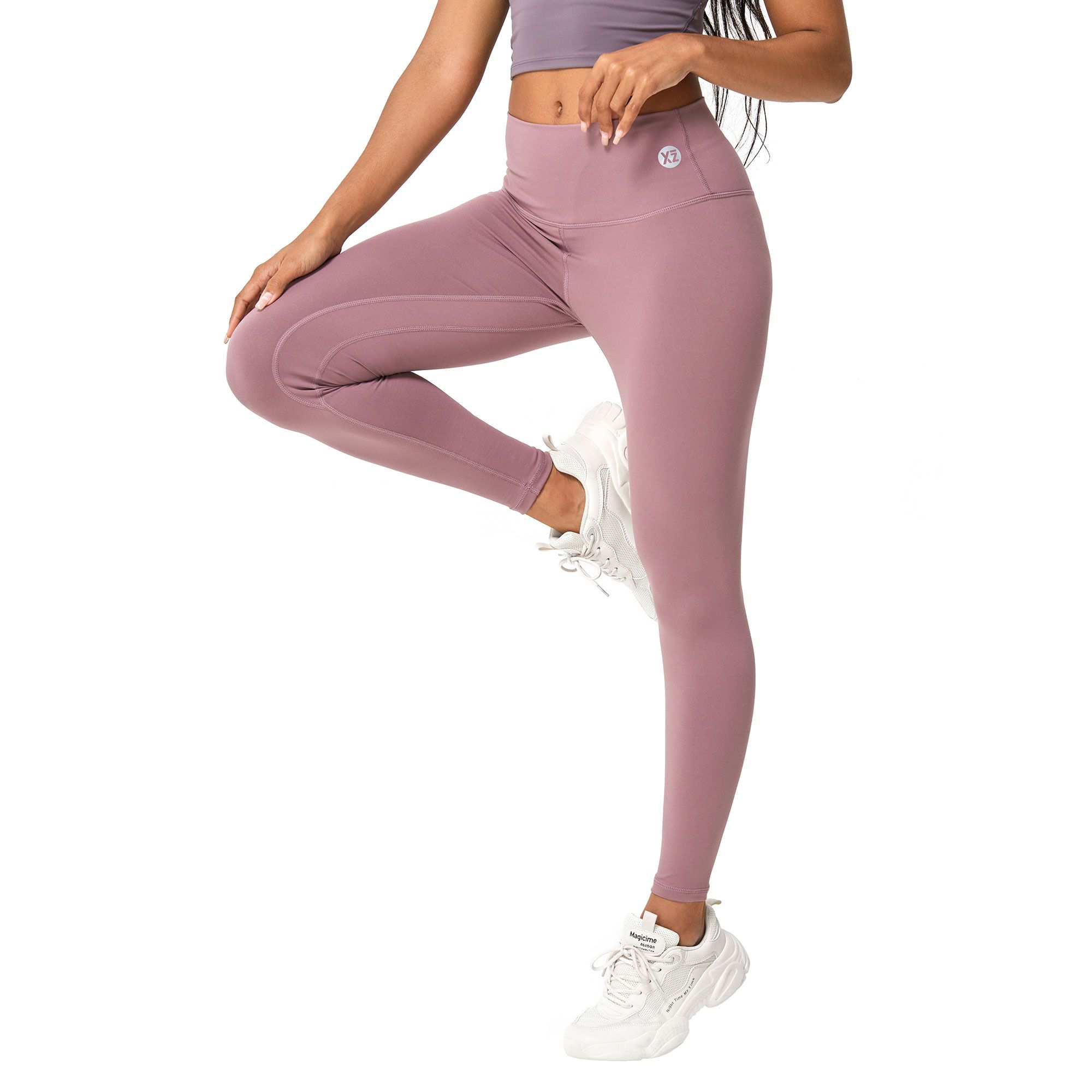 Leggings viola a vita alta con logo bianco sull'anca sinistra.