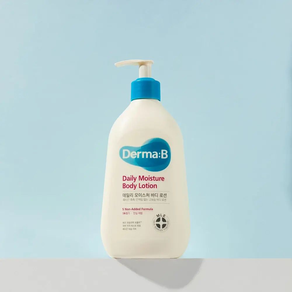 Flacone bianco con tappo e pompa blu. Scritta: Derma:B Daily Moisture Body Lotion. Sfondo azzurro.