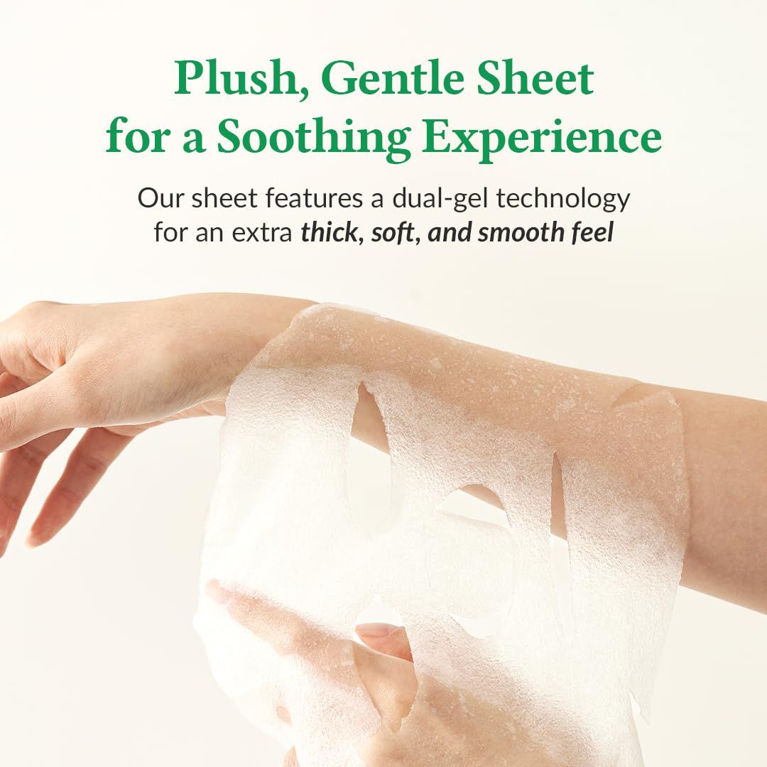 Mano che tiene un foglio di maschera facciale bianco. Testo: Plush, Gentle Sheet for a Soothing Experience.