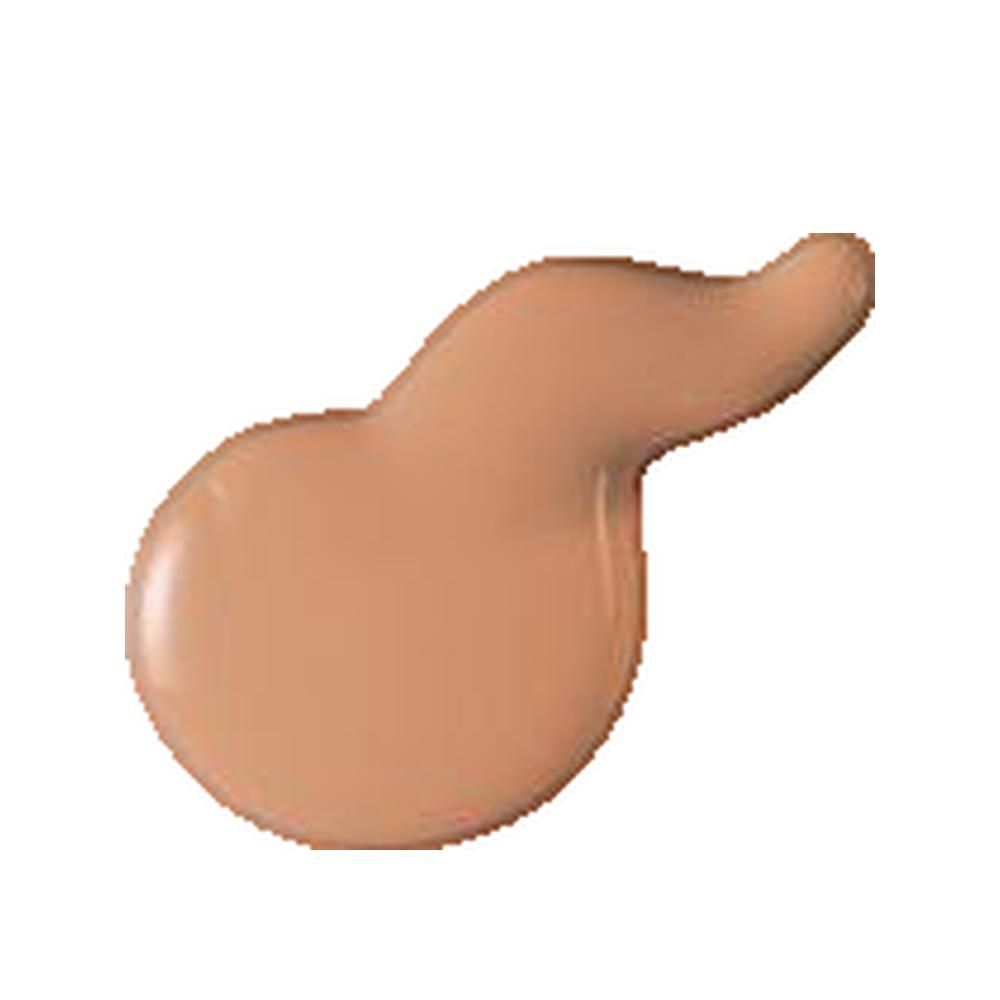 Macchia di fondotinta beige chiaro. Su sfondo bianco.