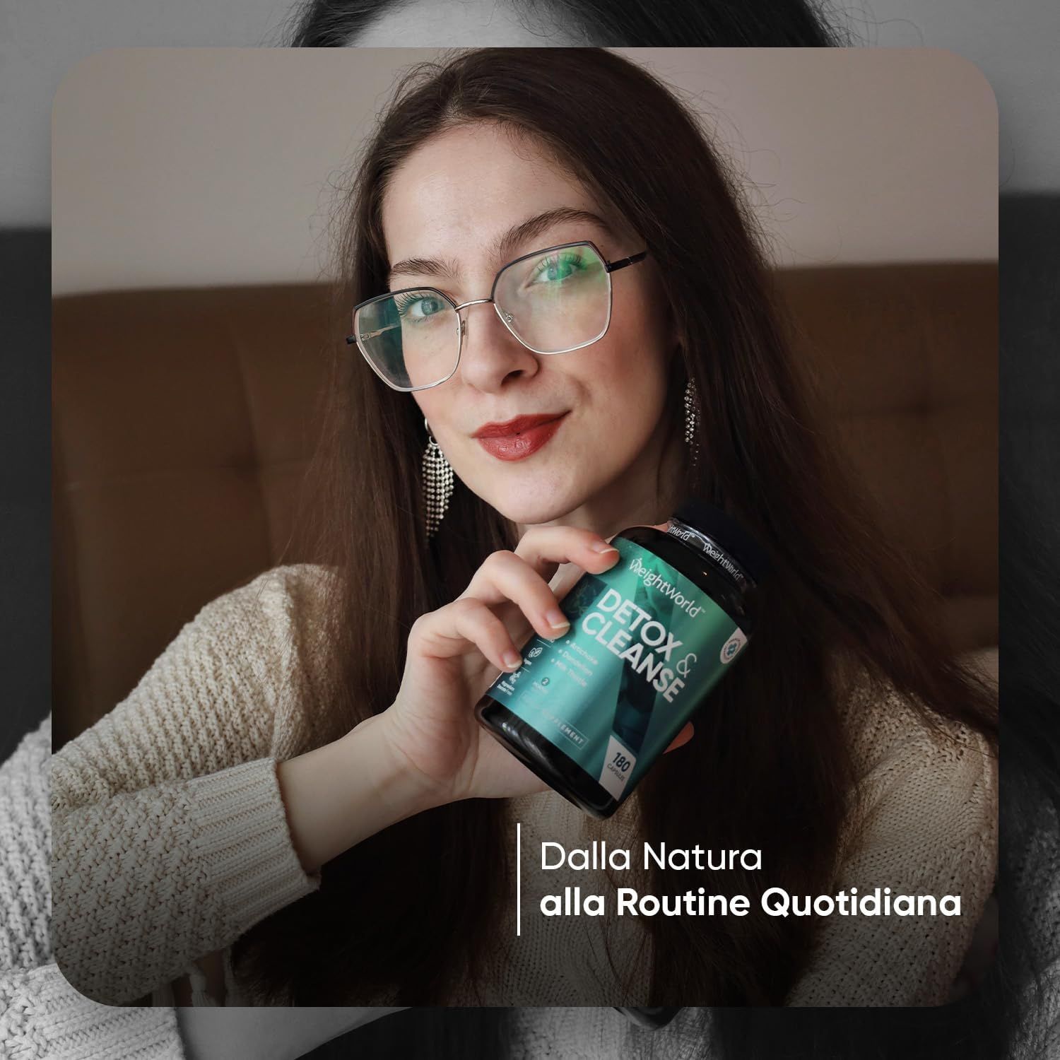 Donna tiene in mano un flacone di Detox & Cleanse. Testo: Dalla Natura alla Routine Quotidiana.