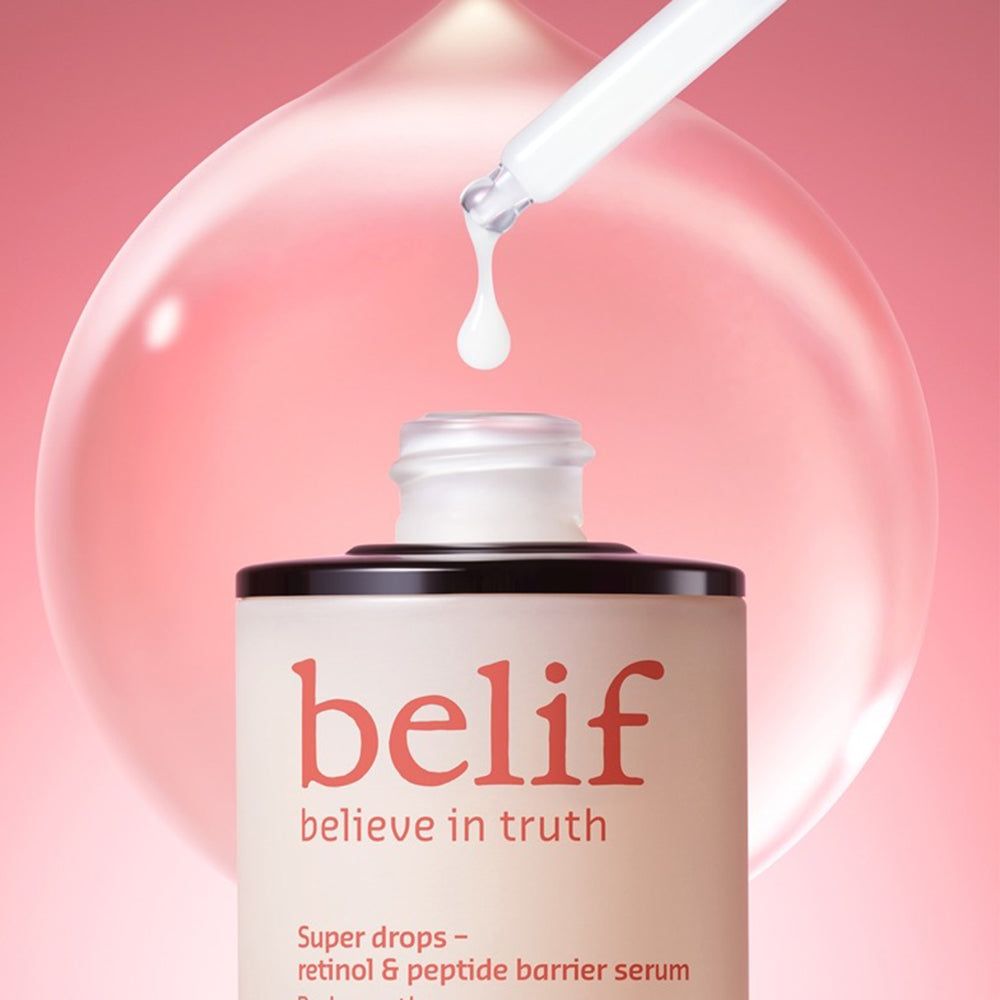 Goccia di siero Belif Super Drops cade nell'apertura del flacone. Bolla sullo sfondo.