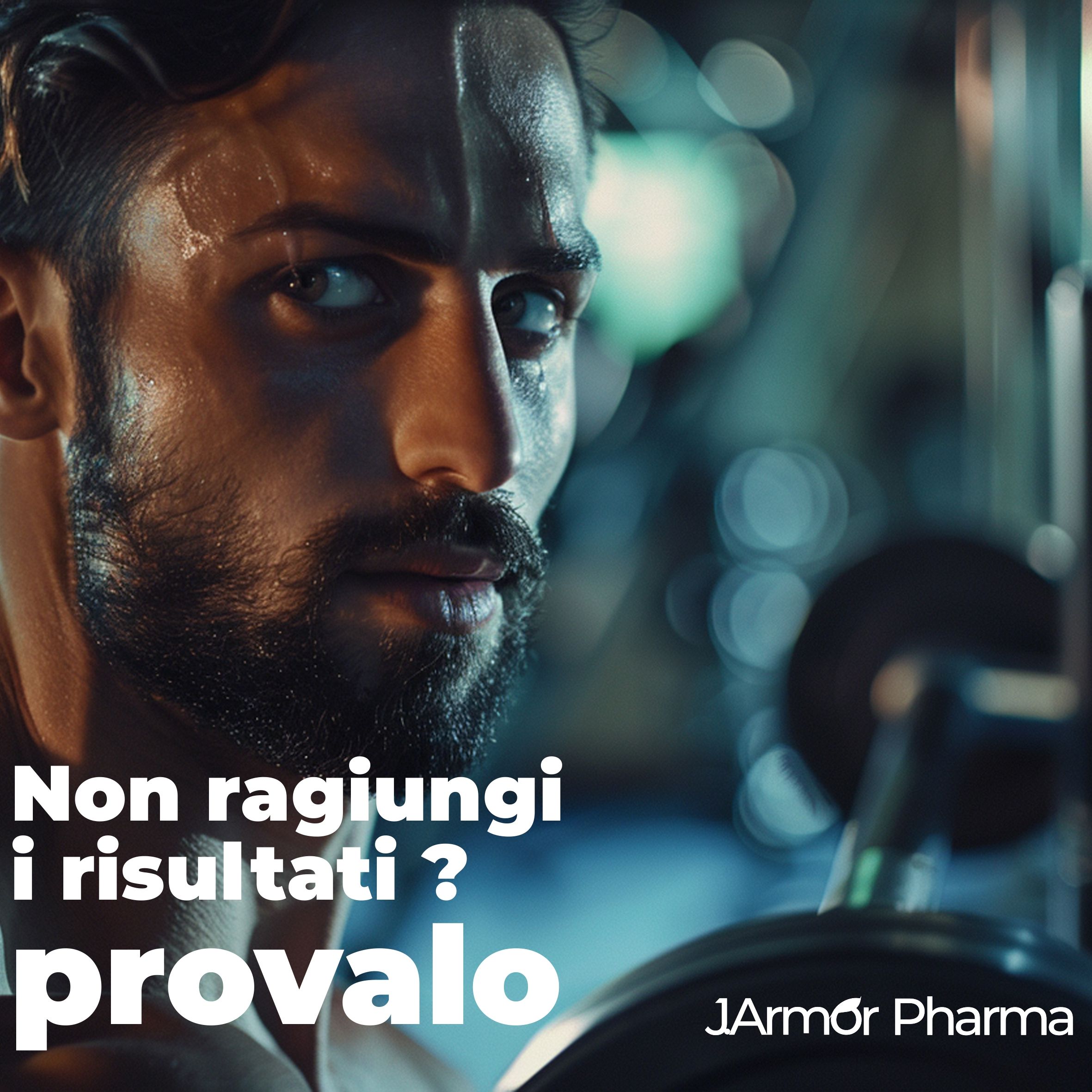 Un uomo in palestra. L'uomo guarda la telecamera. Lo sfondo è sfocato.