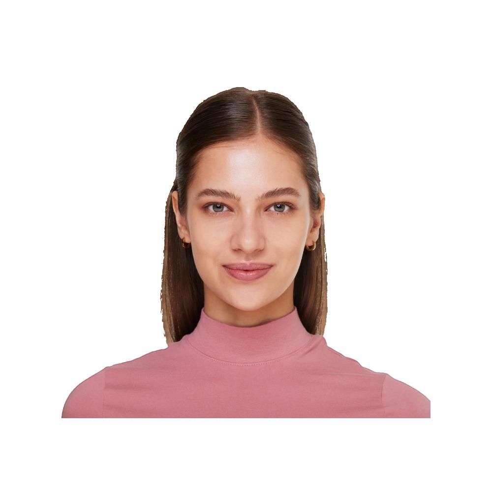 Ritratto di donna con lunghi capelli castani e dolcevita rosa. Sorride leggermente.