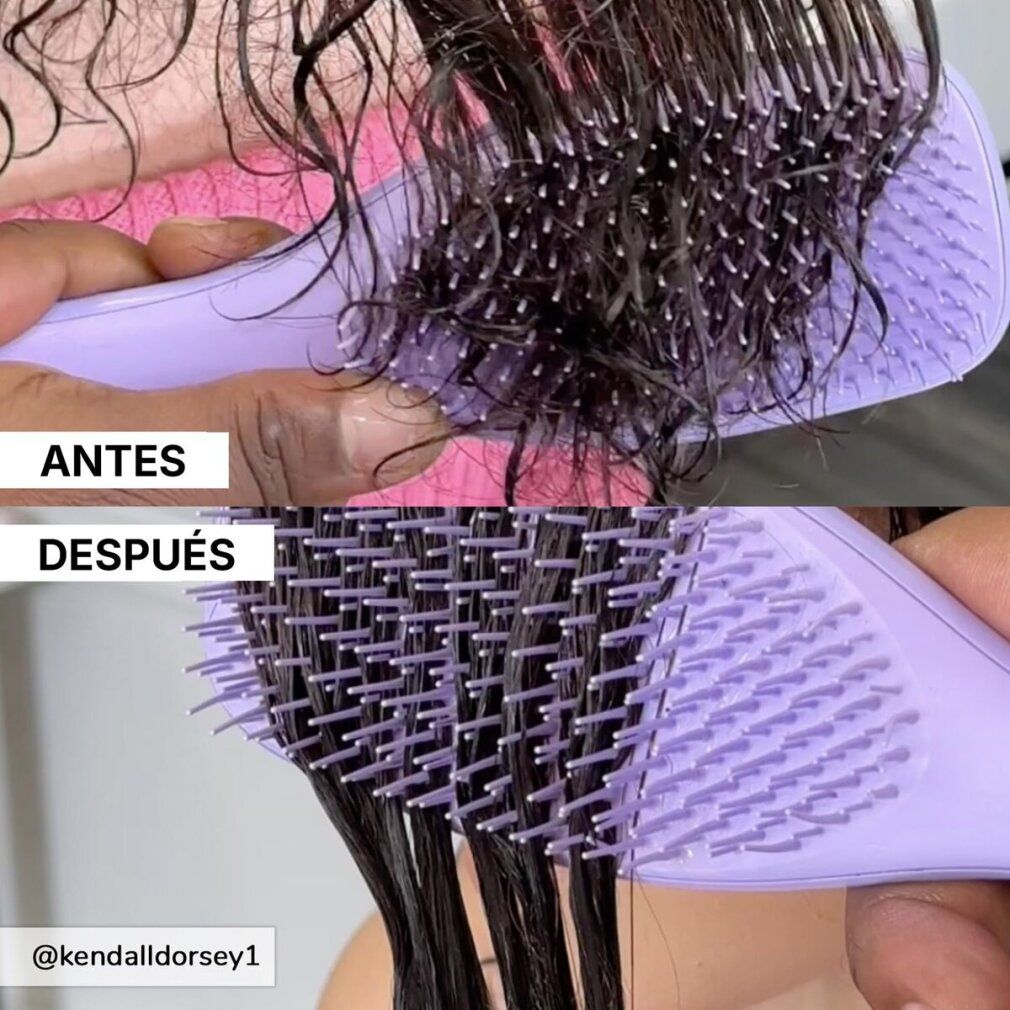 Spazzola per capelli viola con setole flessibili che districano i capelli bagnati.