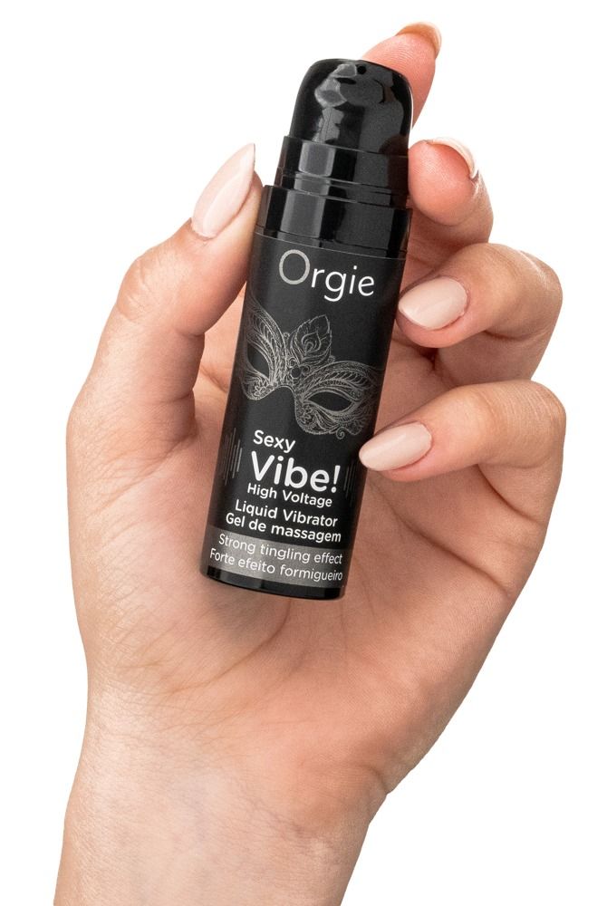 Orgie Sexy Vibe! High Voltage Liquid Vibrator in flacone nero, tenuto in mano.