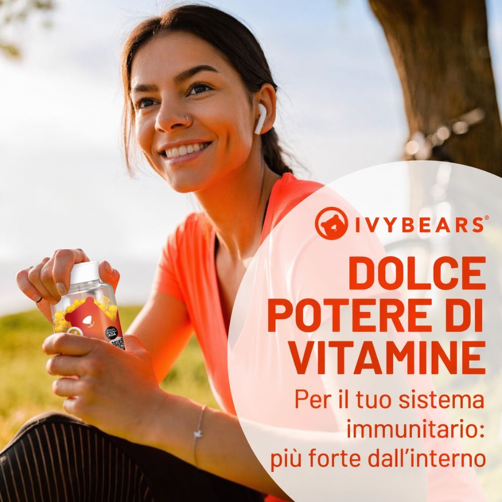 Donna tiene un flacone di orsetti gommosi. Testo: Dolce Potere di Vitamine.