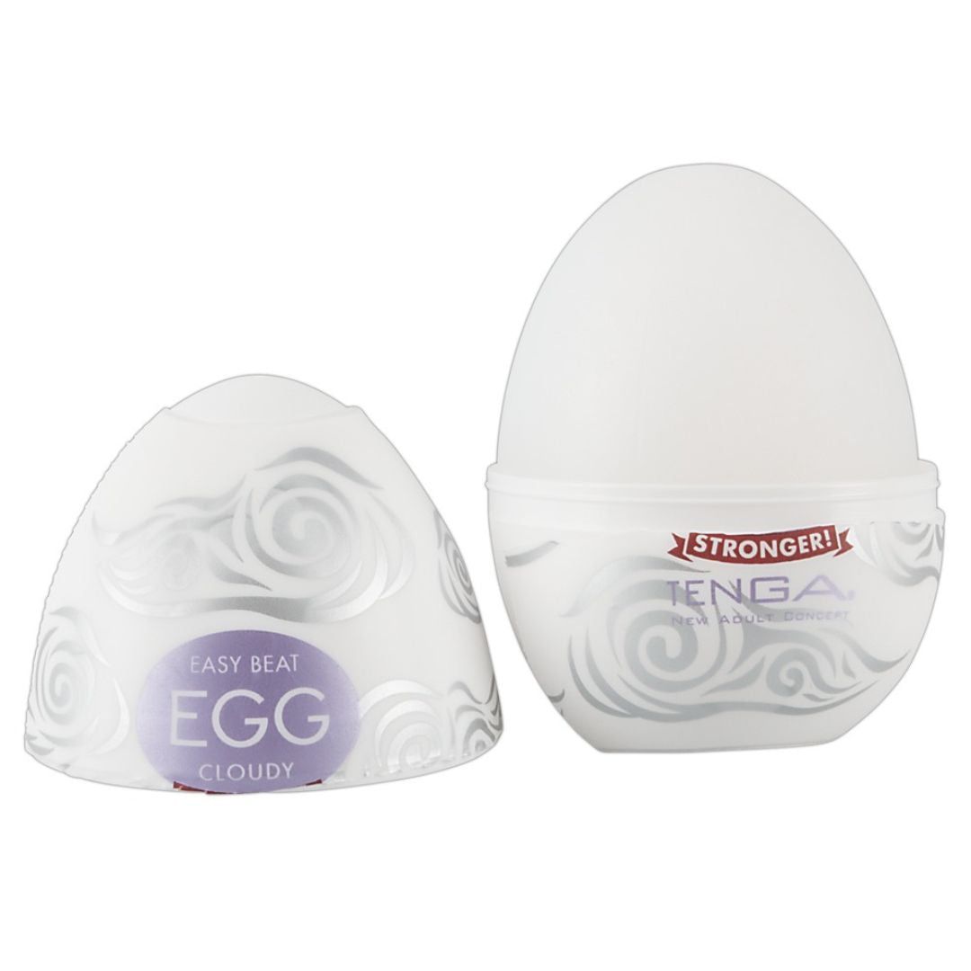 Prodotto a forma di uovo bianco diviso. Parte superiore con motivo a nuvole, parte inferiore con "TENGA" e "EGG Cloudy".