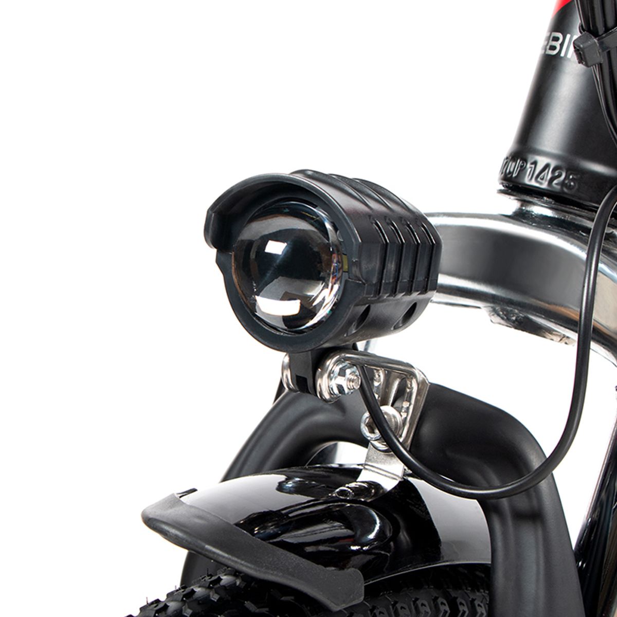 Primo piano del faro anteriore di una bicicletta elettrica. Alloggiamento nero, lente trasparente. Marchio SAMEBIKE.