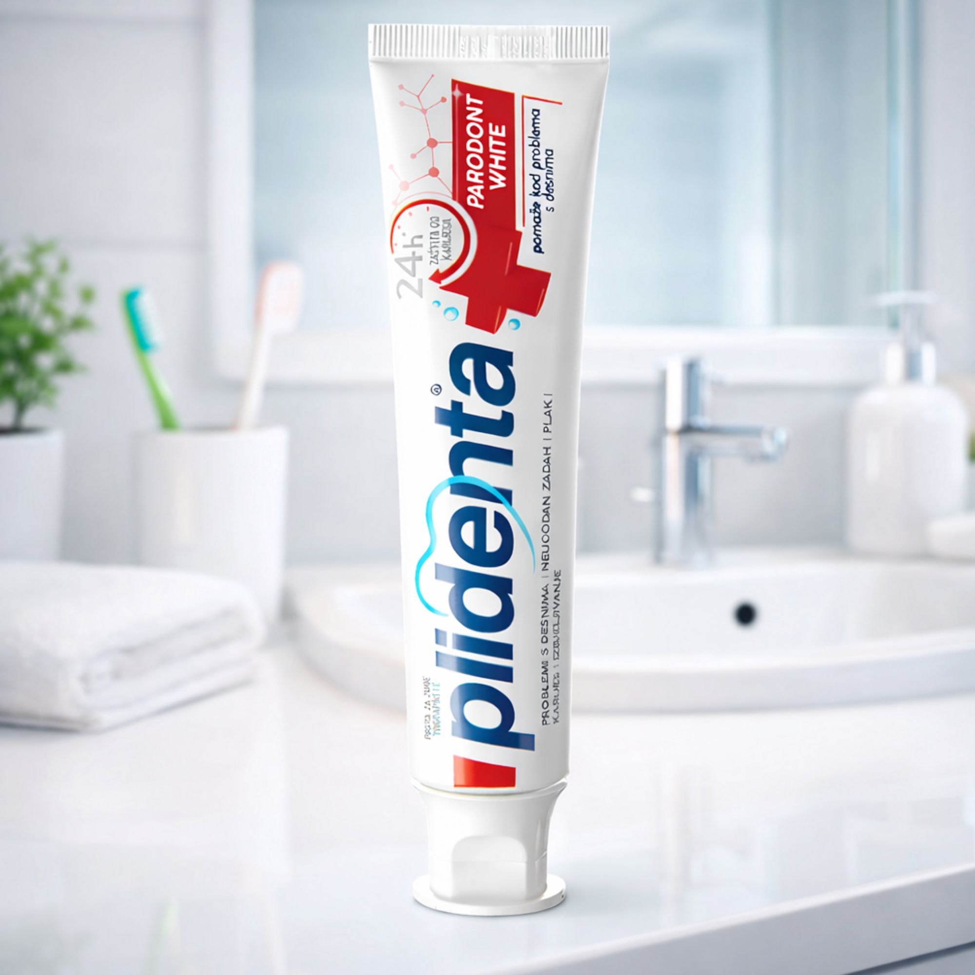Tubo di dentifricio su superficie bianca. Testo: Plidenta Parodont White. Sfondo: lavandino, spazzolino, sapone.