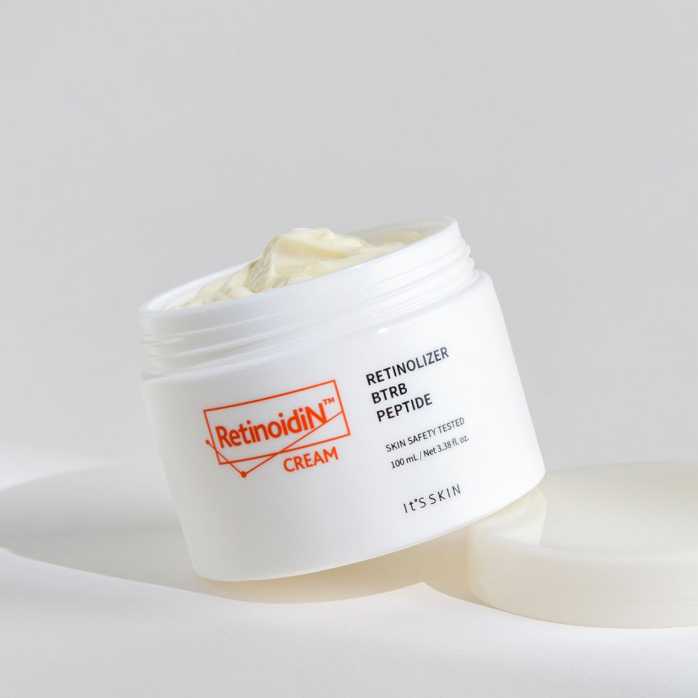 Vasetto bianco con crema. Scritta Retinoidin N Cream, Retinolizer BTRB Peptide. Coperchio accanto.